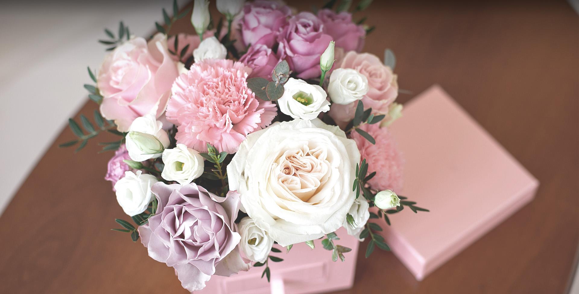 Kwiaty i różowe pudełko